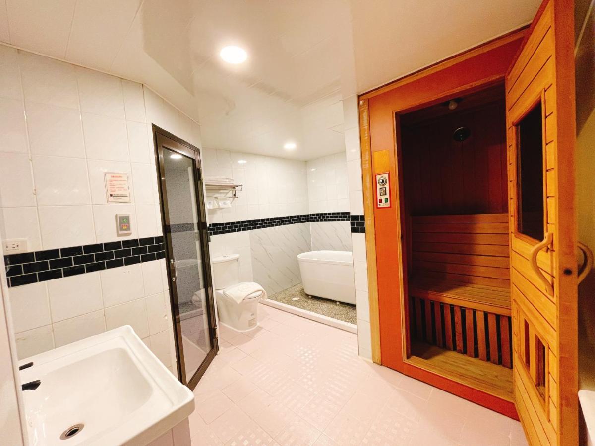 Joy Garden Hotel Kaohsiung Bagian luar foto