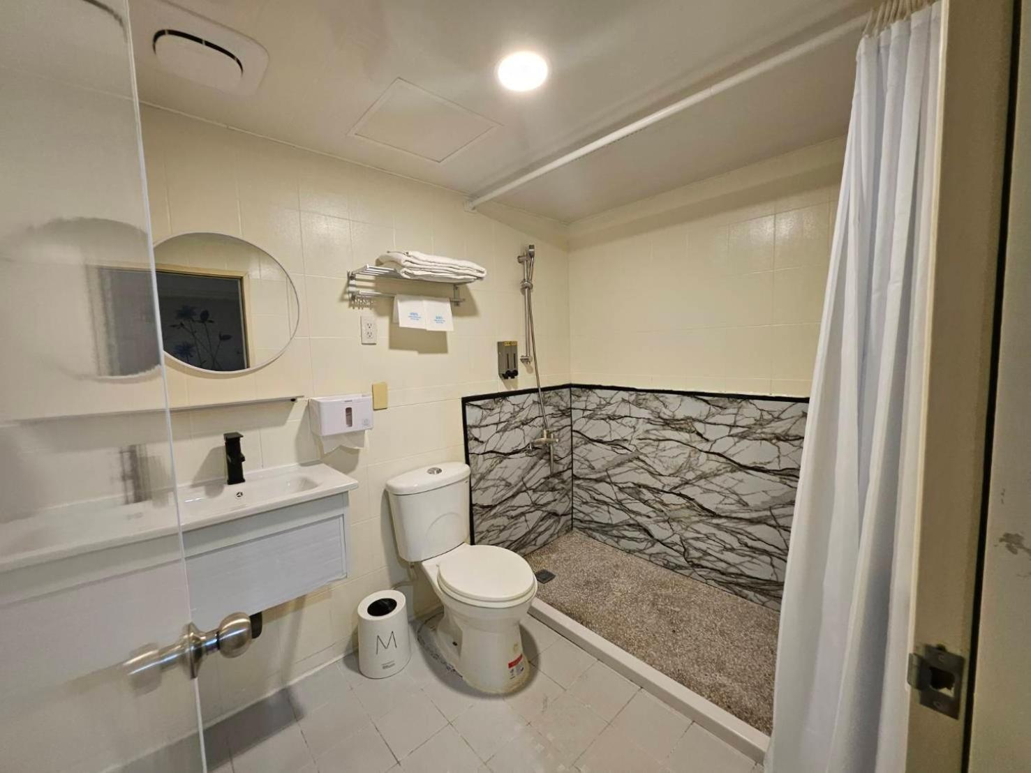 Joy Garden Hotel Kaohsiung Bagian luar foto