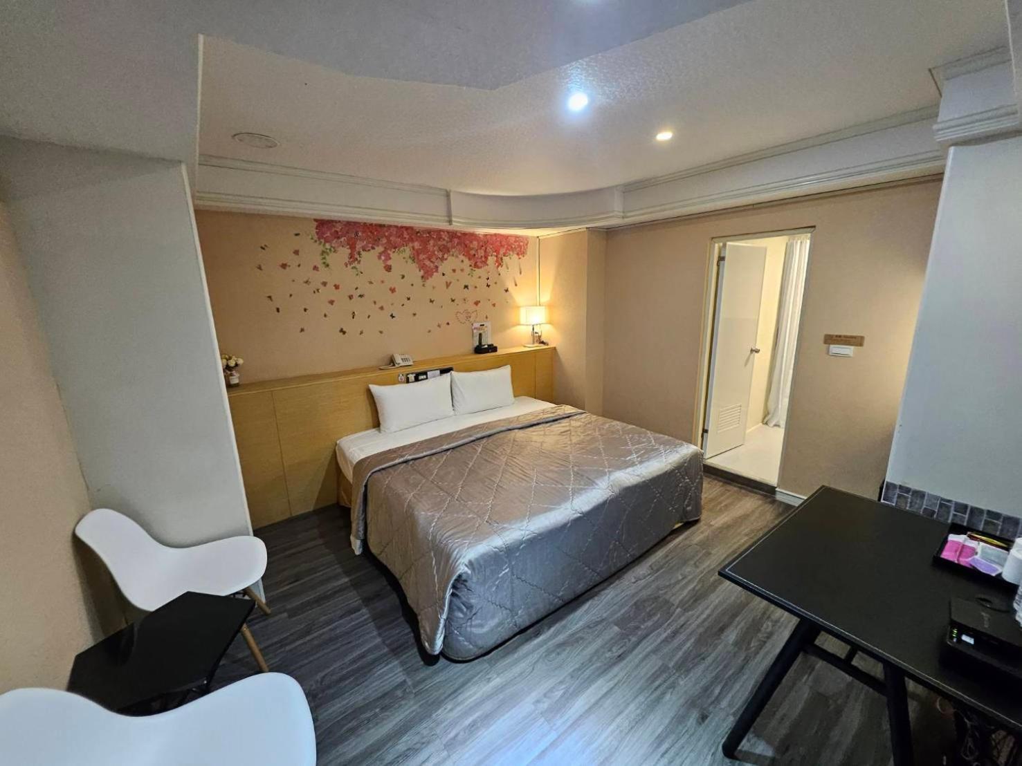 Joy Garden Hotel Kaohsiung Bagian luar foto